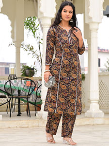 Conjunto de Kurti y Pantalón de Algodón con Estampado de Bloques en Negro y Marrón para Mujer, Corte Recto hasta la Pantorrilla - Product Image 2