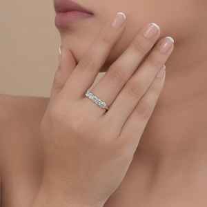 Bague de mariage classique en argent 925 avec cinq pierres de moissanite taille ronde et diamant, un cadeau raffiné pour femme - Product Image 2