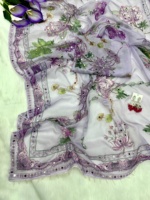 Saree sutra tabby lembut dengan cetakan digital dan bordir serta sulaman cermin asli, dilengkapi blus dengan bordir payet dan sulaman cermin.