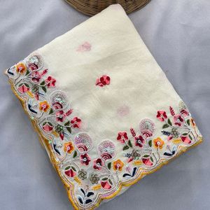 Sari en soie premium avec broderie Butta, bordure ajourée et chemisier en soie Banglory brodé - Product Image 5