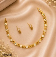 Parure de bijoux élégante plaquée or avec collier chaîne à disques creux, boucles d'oreilles clous fleur en zircon cubique et bague – Style minimaliste pour le quotidien et les soirées, haute couture