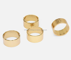 Vente en gros de 4 ronds de serviette texturés en métal doré faits à la main pour mariage et dîner Vaisselle Porte-serviettes Décoration de table - Product Image 1