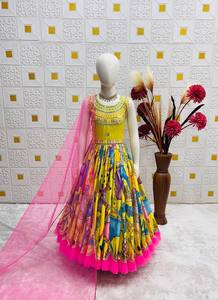 ชุดสาหรี่กะมีซปักลายสีเหลืองสำหรับเด็กผู้หญิงจาก NiMa Creations พร้อมกระโปรงสีชมพู ชุดแต่งงานแบบอินเดียดั้งเดิม ผ้าไหม ความยาวระดับเข่า ทรงปกติ - Product Image 3