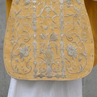 Chasuble romaine personnalisée en damassé doré, brodée à la main avec fil d'argent, pour homme adulte, vêtement liturgique traditionnel pour cérémonies religieuses