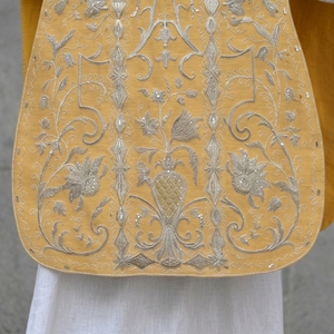 Chasuble romaine personnalisée en damassé doré, brodée à la main avec fil d'argent, vêtement liturgique pour le clergé, tenue de cérémonie religieuse traditionnelle - Product Image 6