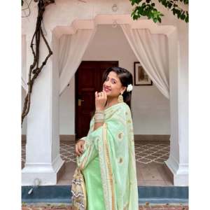 Ensemble de costume en satin vert taille XS Tashi - Product Image 3