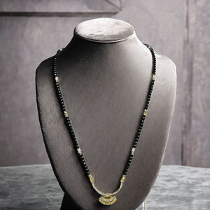 Collar Mangalsutra Indio Tradicional Chapado en Oro de 22K con Cadena de Cuentas Negras, Colgante Minimalista de Perlas y Circonitas, Joyería de Uso Diario para Mujer - Product Image 2