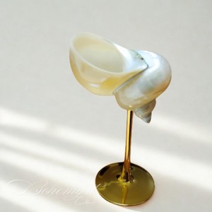 Verre à vin en coquillage marin et métal de la plus haute qualité, conçu pour les occasions décontractées et formelles. - Product Image 3
