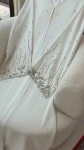 อาบายะห์สีขาวพรีเมียมปักลายหลายชั้น พร้อมฮิญาบเข้าชุด |   ชุดอิสลามที่สง่างามและเรียบร้อยสำหรับวันอีด รอมฎอน และโอกาสพิเศษ - Product Image 6