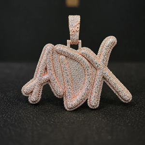 Colgante de mano de moissanita en tono oro rosa con letra personalizada, corte brillante redondo, joyería hip hop para fiesta - Product Image 1