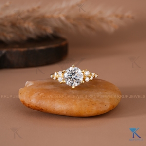 Anillos de compromiso con racimo de diamantes redondos E VVS2 cultivados en laboratorio, en oro macizo, joyería nupcial fina personalizada para uso diario. - Product Image 1