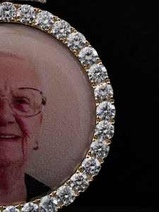 Colgante de Moissanita Personalizado Estilo Hip Hop con Marco de Fotos de Plata 925 de Doble Cara, Colgante RIP con Incrustaciones de Diamantes, Bañado en Rodio - Product Image 2