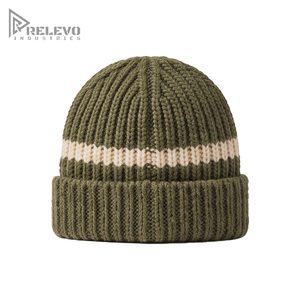 Bonnet d'hiver personnalisé en tricot côtelé rayé avec revers, patch en cuir gaufré, bonnet chaud en laine et acrylique pour activités de plein air - Product Image 3