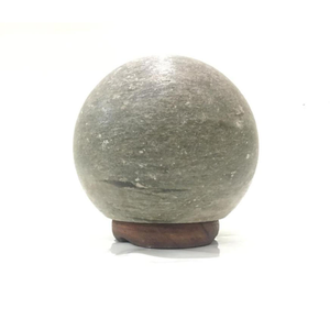 Lampe de sel de l'Himalaya grise sphérique 3 kg, boule de sel fumé polie et ronde pour salle de méditation et bien-être, certifiée ISO - Product Image 1