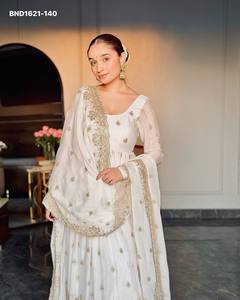Robe Anarkali blanche à manches longues et évasée en soie Chinon de créateur avec broderie et travail de sequins de 5 mm, pantalon et dupatta – Vente en gros - Product Image 3