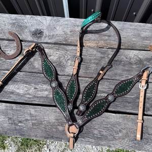 Ensemble de têtière et de peitorale en cuir western de haute qualité avec de magnifiques conchos et strass - Product Image 1