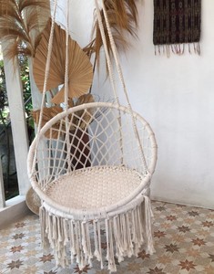 Balançoire en macramé faite à la main – Décoration bohème en rotin, hamac à pompons - Product Image 2