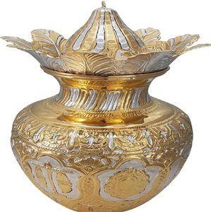 Kalash ornamental de latón con tallados en alto relieve de dioses hindúes y bandas florales. Disponible a precios de mayorista. - Product Image 4
