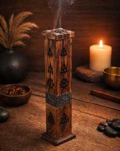 Quemador de Incienso Religioso de Bambú Rústico Hecho a Mano con Detalles Tallados y Banda Metálica, Soporte Vertical para Dhoop - Product Image 1