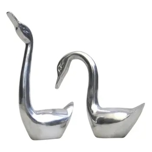 Escultura Abstracta de Alambre Metálico Dorado, Figura Geométrica Minimalista Entrelazada, Centro de Mesa Moderno con Base Plana - Product Image 2