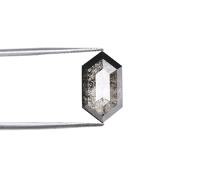 เพชรทรงเกลียวเกลียวแบบหกเหลี่ยม ผลิตในห้องปฏิบัติการในอินเดีย ยี่ห้อ OM GEMS เกรด PK1-2 รูปทรงเรขาคณิตที่เป็นเอกลักษณ์ ได้รับการรับรองจากผู้ตรวจสอบอิสระ IDC สีดำ - Product Image 3