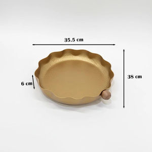 Bandeja de servir de metal dorado con diseño atractivo, borde ondulado y asa de madera, plato decorativo para decoración del hogar y uso en la cocina. - Product Image 1