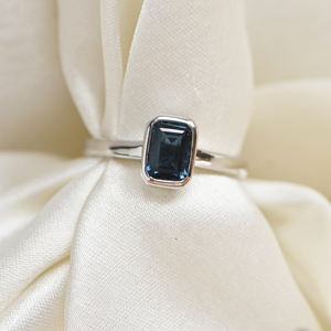 Bague de fiançailles de luxe en argent sterling 925 plaqué or rose avec topaze bleue taille émeraude, sertie à griffes, bijoux fins pour femme - Product Image 1