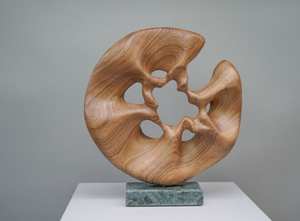 Escultura de madera exclusiva diseñada para espacios de decoración premium que aporta valor artístico y un toque cultural. - Product Image 6