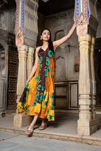 Lot en gros de robes longues bohèmes en soie à col en V et dos nu, style vintage indien, faites à la main, à motif floral, avec pompons, naturelles et lavables - Product Image 2