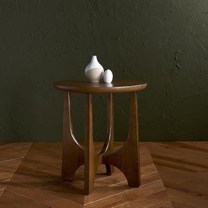 Elegante mesa auxiliar de madera para sofá o dormitorio con líneas limpias, veta natural y un toque elegante para el hogar. - Product Image 1