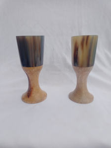 Verre à liqueur en corne de buffle véritable sculpté à la main avec effet de feu, base en bois, idéal pour le miel, le vin, la bière, les boissons alcoolisées - Product Image 2