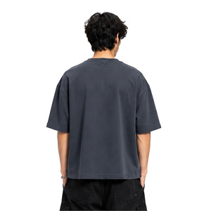 เสื้อยืดทรงบ็อกซี่ผู้ชาย ผ้าฝ้ายพรีเมียม ทรงหลวม แขนสั้น ขายส่ง เสื้อผ้าสตรีทแวร์ รับผลิตแบบ OEM ODM โรงงานผลิตเสื้อผ้าแบรนด์ส่วนตัว - Product Image 4