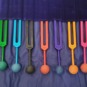 Ensemble de diapasons chakra colorés non lestés |   Ensemble de 8 pièces comprenant Soul Purpose |   Avec balles en caoutchouc et marteau.. - Product Image 1