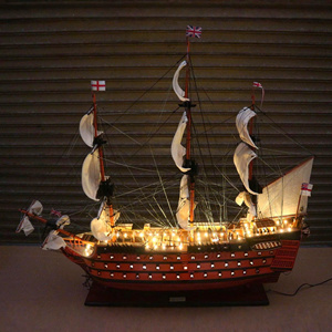 Maquette de navire à voile artisanale HMS VICTORY avec éclairage - Décoration intérieure pour les amateurs de navigation - Product Image 1
