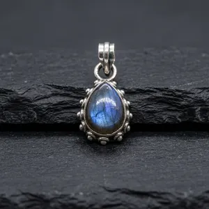 Pendentif en argent sterling Starlit Courage avec labradorite, serti clos, pour âmes courageuses, bijou unisexe à porter au quotidien - Product Image 4