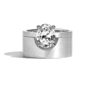 Anillo de banda de cigarro con diamante ovalado de 2 quilates cultivado en laboratorio, certificado IGI, de oro macizo de 14K, ancho y grueso, con engaste flush estilo gitano, fabricante de joyería personalizada - Product Image 1