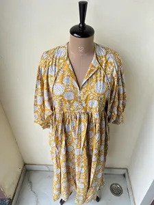 Robe midi élégante bohème jaune à fleurs, en coton fait main, avec col à nouer et imprimé ethnique, robe décontractée - Product Image 1
