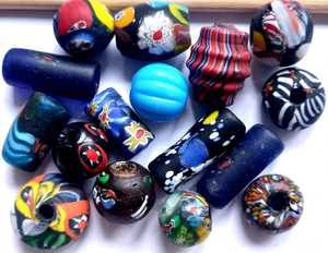 Perles de verre Millefiori Chevron artisanales africaines Ghana Nigéria Kenya Vente en gros Recyclées Fournisseur de bijoux en vrac Boîte FIRDOS - Product Image 1