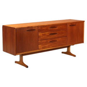 Aparador buffet Soren danés de madera de teca de mediados de siglo con patas en T esculturales, cajones centrales y tiradores empotrados - Product Image 1