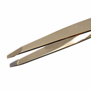 Pince à épiler en acier inoxydable plaqué or avec pointe inclinée, outil de beauté de précision pour l'épilation des sourcils, logo personnalisé OEM - Product Image 4