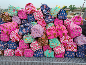<b>Large</b> Capacity Quilted <b>Makeup</b> <b>Bag</b> Fashionable Cotton Fabric Toiletry Pouch Block Print Lifestyle Cosmetic Pouch Beauty <b>Makeup</b> - Product Image 1