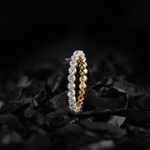 Anillo de Eternidad con Diamantes Cultivados en Laboratorio, Oro Amarillo de 14K, Anillo de Boda con Diamantes Redondos, Apilable, Joyería Nupcial Hecha a Mano - Product Image 4