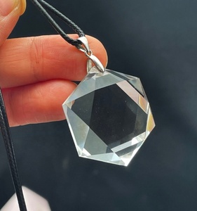 Pendentif hexagonal en cristal de quartz clair et cordon noir pour utilisation Feng Shui - Product Image 1