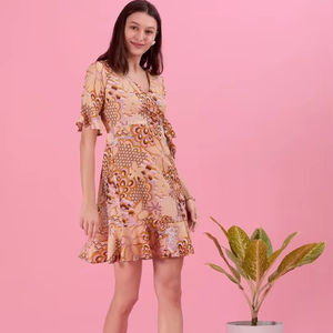 ชุดเดรสทรงเอพิมพ์ลายดอกไม้สีเหลือง คอวี แขนพองสามส่วน ชายกระโปรงระบาย ความยาวปานกลาง เอวทรงธรรมชาติ ผลิตจากผ้าจอร์เจตที่เป็นมิตรต่อสิ่งแวดล้อม - Product Image 1