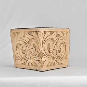 Cartera Corta Bifold de Cuero Walla para Hombre con Bolsillo Delantero para Monedas, Diseño Floral Tallado, Cuero Genuino Hecho a Mano en Rajasthan - Product Image 1