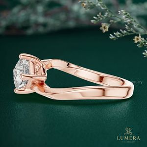 Anillo de dos diamantes cultivados en laboratorio con corte princesa doble y banda abierta entrecruzada, regalo de cumpleaños para una persona especial - Product Image 4