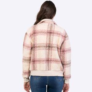 Blouson d'hiver court en polaire sherpa à carreaux grande taille pour femme, style universitaire personnalisé, vêtement d'extérieur tendance pour femme, fabrication en grande série - Product Image 2