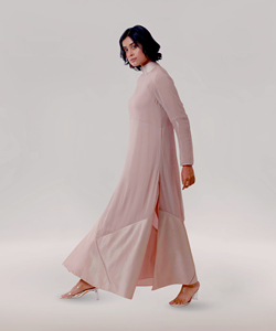 Robe maxi rose poudré minimaliste avec des détails élégants et un tissu en soie douce, parfaite pour les voyages décontractés et les brunches. - Product Image 3