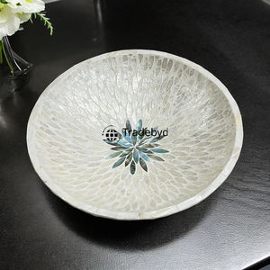 Bol de service décoratif rond de style ange, incrusté de nacre, fabriqué à la main par Tradebyd - Product Image 2