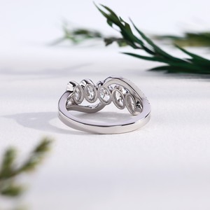 Elegante Anillo de Oro Blanco con Diamante de Corte Ovalado, Diseño Ondulado, Engaste Único en Bisel, Banda Curva con Pavé, Joyería Fina para Novia - Product Image 3